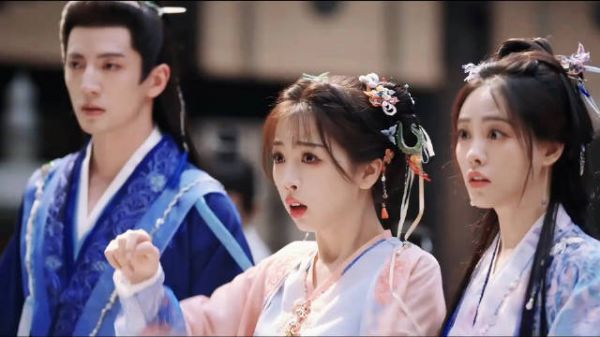 忙活了半天的妙妙终于把上弦月的枪柄擦干净了