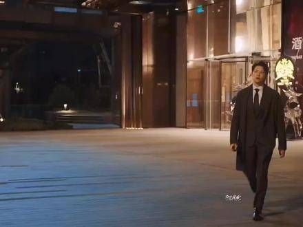 先是孟宴臣单手抛出车钥匙,接着韩廷单手接过外套,真是