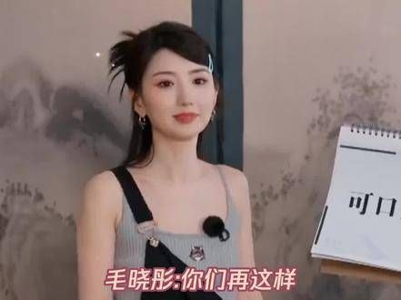 于洋与潘玮柏戴着耳机对词,毛晓彤意外躺枪