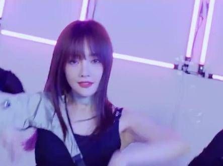 李小璐新歌歌名POSE 还唱了rap，你觉得她这次单飞的表现如何？