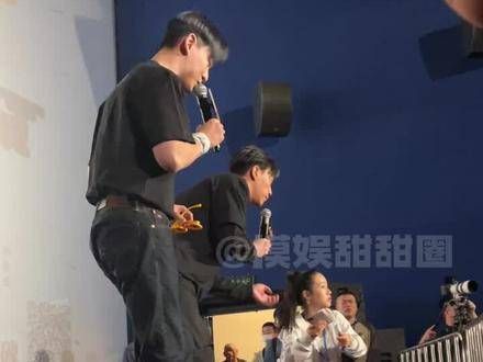 老师这一笑真是潇洒得让人笑喷了，哈哈哈 九龙男团南京路演现场