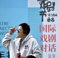 大凉山戏剧节六年仍在养成阶段 濮存昕：让山民都来买票看戏，还没到这一步