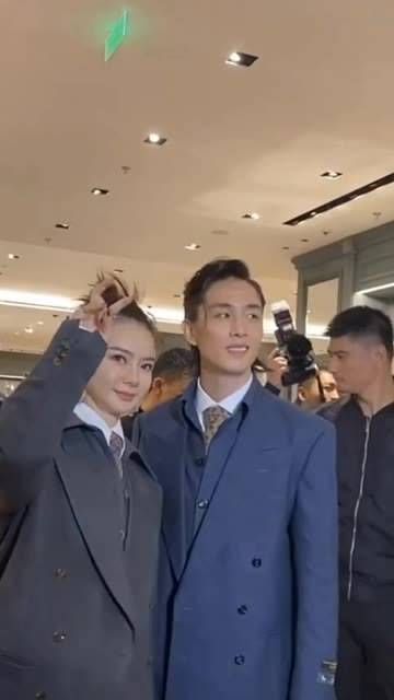 在参加节目时荣获团队冠军,妻子 戚薇 用独特手势为他戴上象征荣誉的“皇冠”