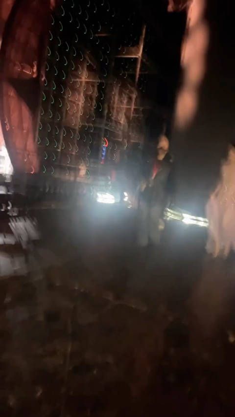 白鹿踩的这对高跟鞋看着好危险,果然女明星都不容易