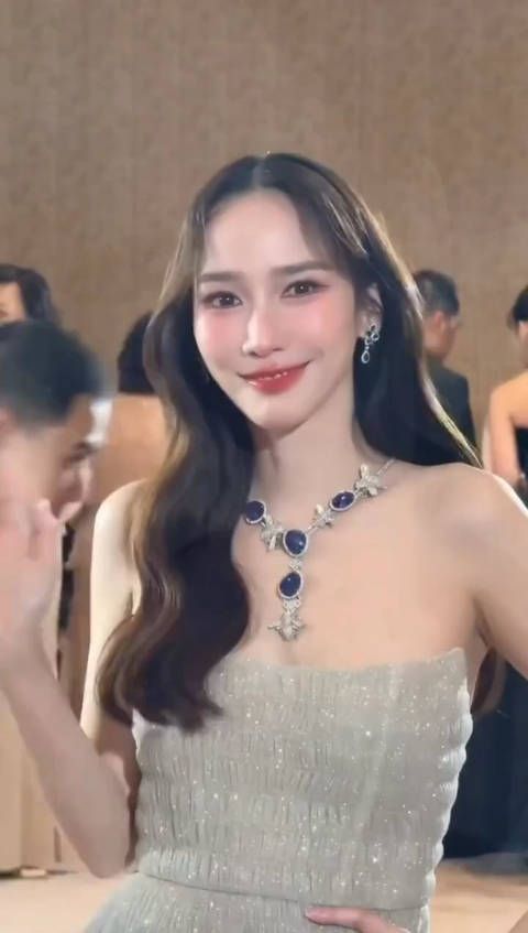 Aump 身戴7000万泰铢项链出席晚会现场，珠宝都压不住她的美