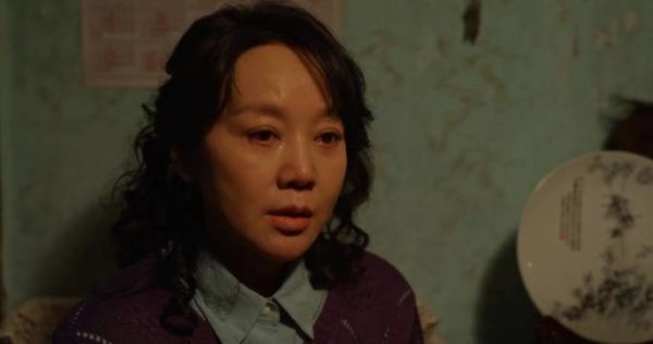 闫妮细腻入微的演技,将黄玲面对家庭困境时的无奈与失望…