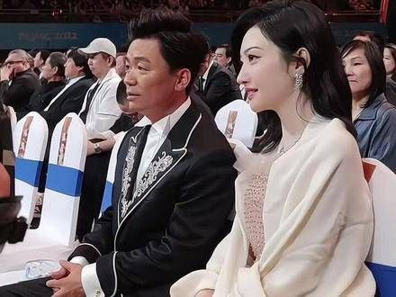 他们俩坐在一起总觉得有点不对劲,聊些什么呢?