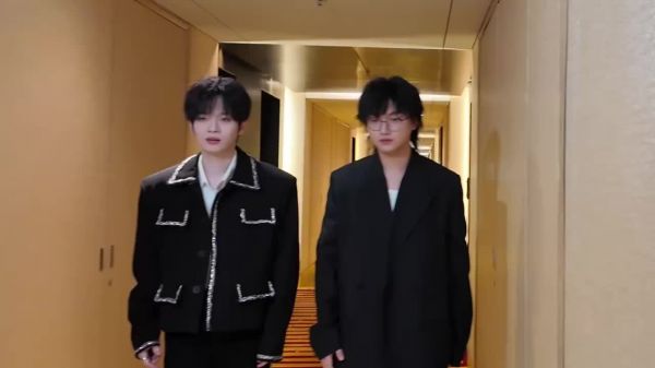 两小只就这么水灵灵奔现了 以后也多多联动呀 电竞帅哥终于聚齐了