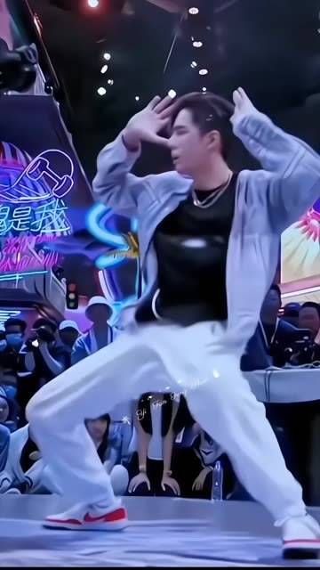晚风轻拂心间,思念挂在眉梢
