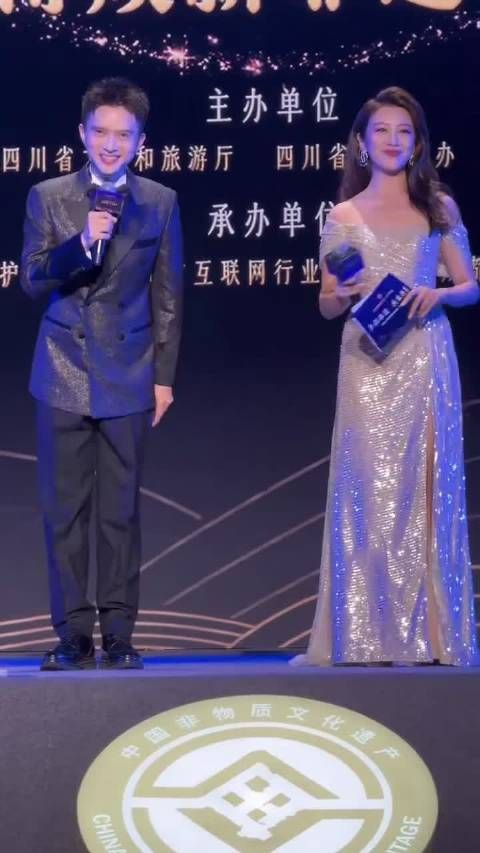 身穿熊猫蜀锦裙亮相成都“焕新非遗·天府之夜”