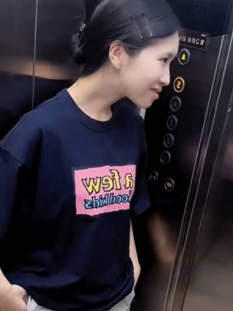 这个cos流氓的中国女博主在海外彻底火出圈 一电梯的老外都遭不住这杀伤力