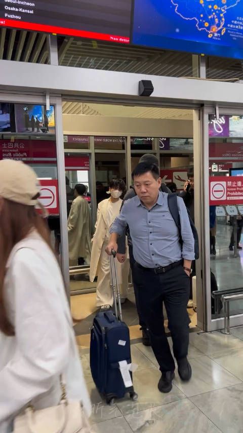 刘雨昕澳门到达路透,黑色湿发帅得过分了