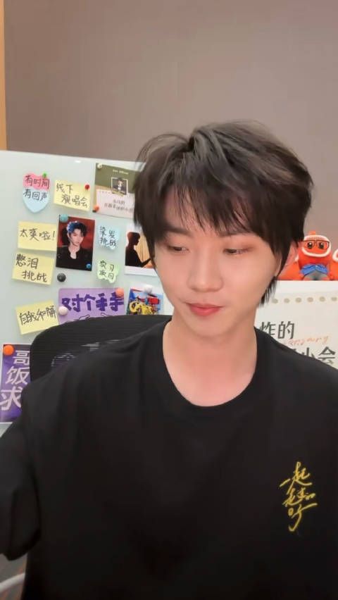 “为什么有人说我像人机啊” 这语调调好可爱呀~ 这位朋友出来给马哥解释一下