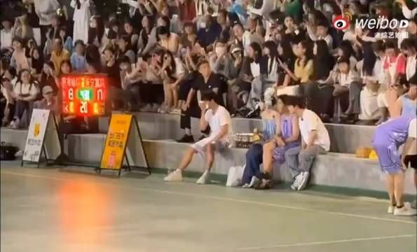 这俩真的有点好磕啊,张云龙打球娜扎给她送水,这甜甜的氛围,梦回青春校园