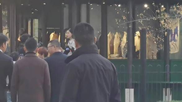 原相机镜头下的张婧仪 Burberry 奔三大叔也算是线下追了一次⭐…