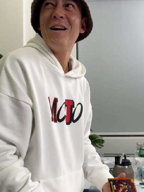 陈冠希直播拆卡开出了价值50000多的漫威金刚狼卡片! 这个手气你羡慕了吗?