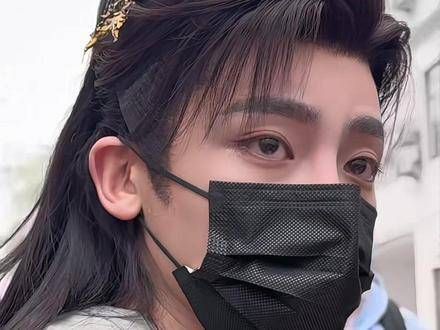 侯明昊1029出妆,宝宝眼睛红红的