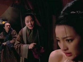 杜淳与甘婷婷拍摄吻脚戏时，杜淳提出不要洗脚，争执中甘婷婷被狠狠咬了一口