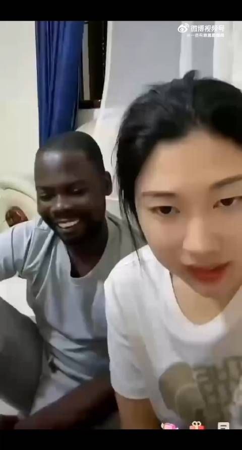 女子直播和黑人男友秀恩爱,竟然还鼓励女生们找黑人男友