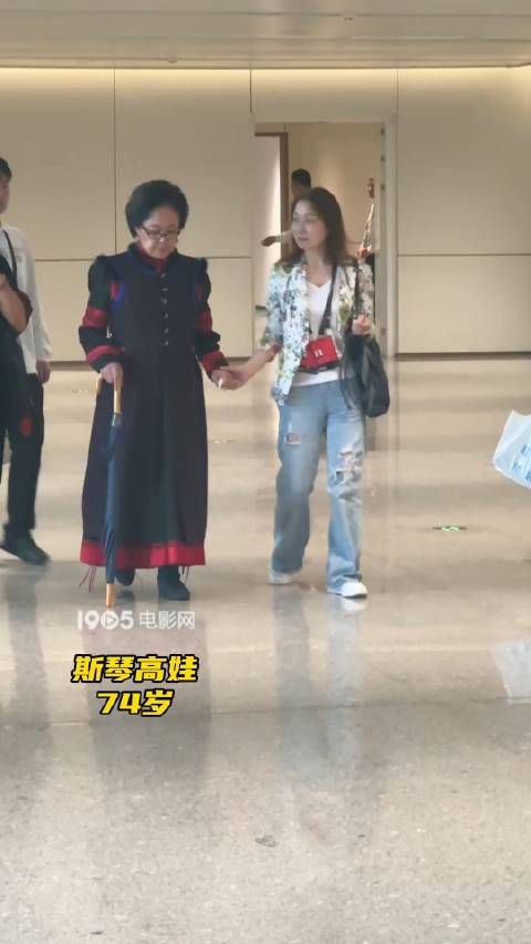 进行中,第3届中国电影金鸡奖最佳女主角斯琴高娃亮相红毯…