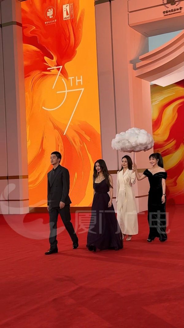 屈楚萧王子文举着云朵走红毯