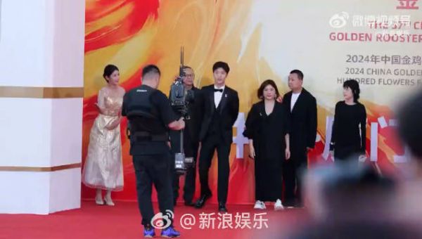 《飞驰人生2》剧组亮相红毯,@范丞丞Adam0616 西装笔挺让C位(虽然没让成功)