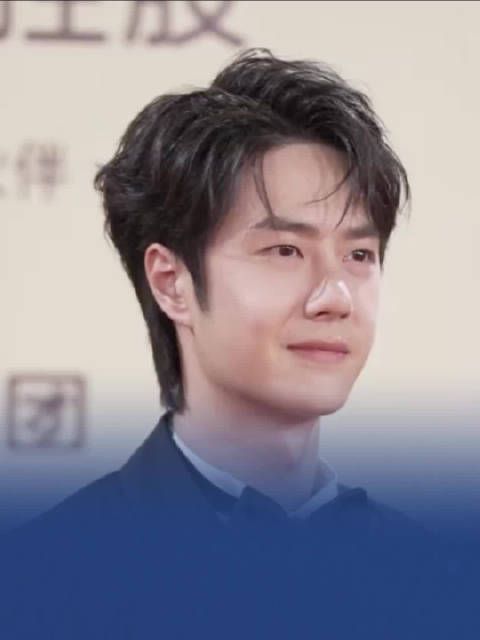 走路带风!王一博亮相金鸡奖颁奖典礼