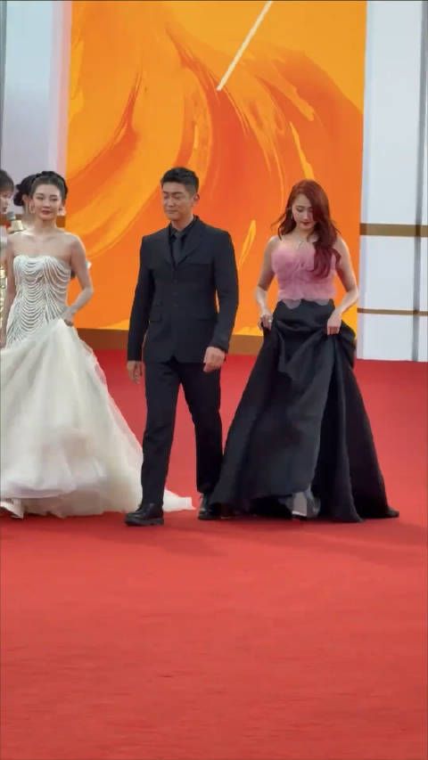 关晓彤杜江亮相金鸡奖红毯,有一说一,团队能不能上点心…