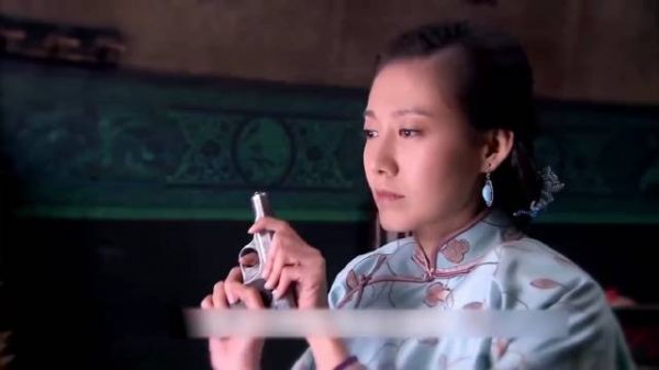 贵妇故意给女娃玩真枪,一心要她命,结果女娃天生是神枪手的命