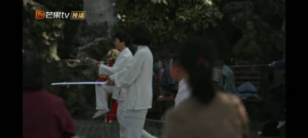 玲姐心里有再大的气,一看到宋莹还是高兴地蹦起来