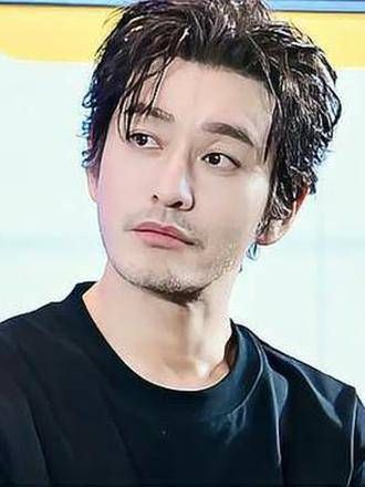 黄晓明含泪回应叶珂争议,表示会妥善处理个人事务,两任伴侣都不简单