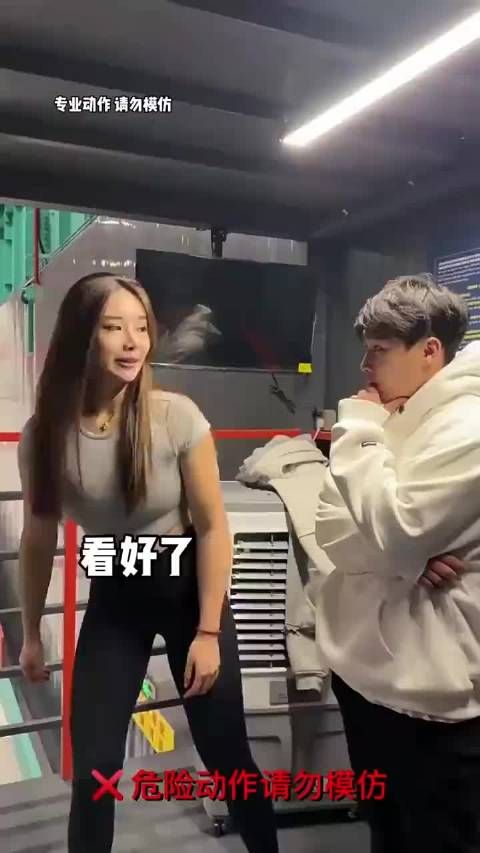 从一楼和五楼跳下,风险大不同,美女若无畏惧,男子是否安好?