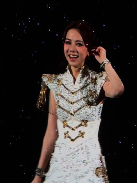 厉害了我的解解,@GEM鄧紫棋 今天在杭州站大莲花终场…