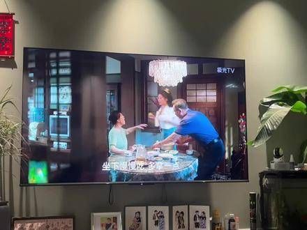 黄亦玫之所以如此勇敢而果决,是因为她身后有着坚实的后盾支持