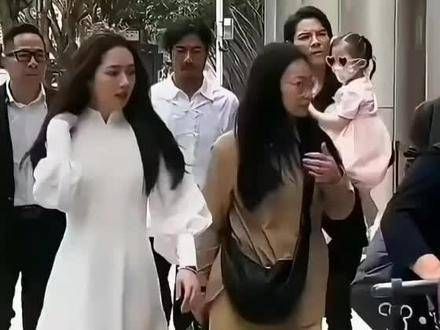 向左陪伴郭碧婷外出还抱孩子,真是棒极了!