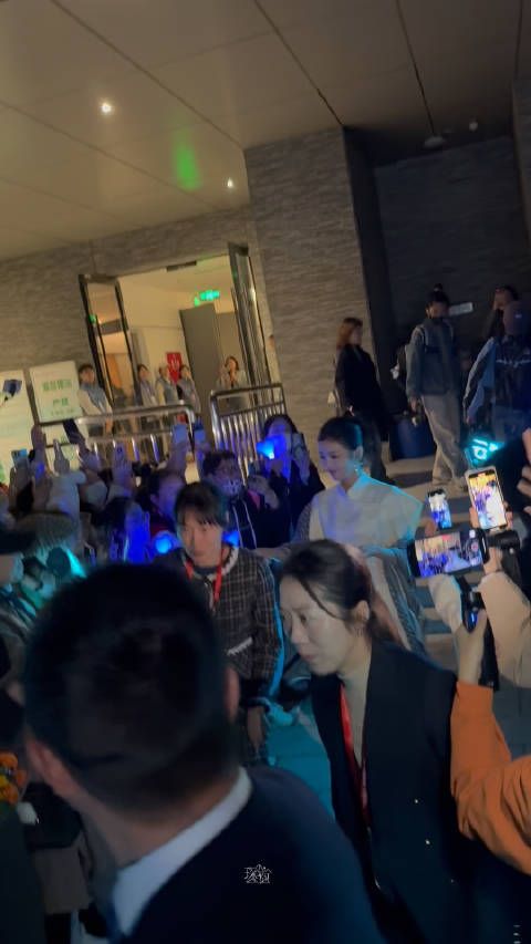 你说爱像 要自在漂浮才美丽 Lyx|成都|中国校园戏剧节