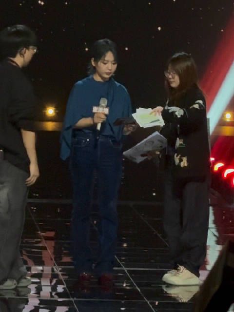 发布会漏网小花絮: 发布会前认真跟现场导演对流程的主持人