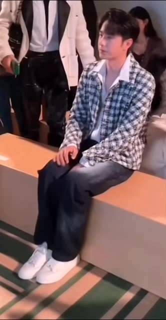 他那令人着迷的镜头感,仿佛生命本身在画面中跃动