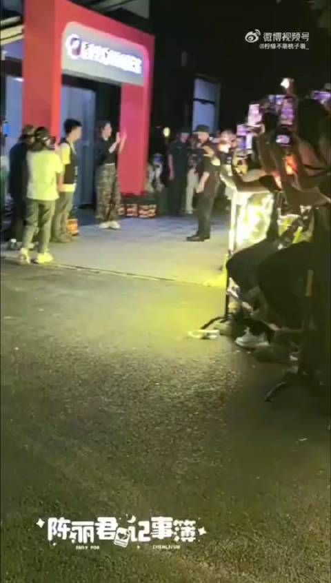 陈丽君从浪姐后知名度一路飙升,如今杭州线下应援更是人山人海!