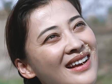 他们在小岛上的日子,仿佛时间都静止了,让人感受到一种宁静的美好…