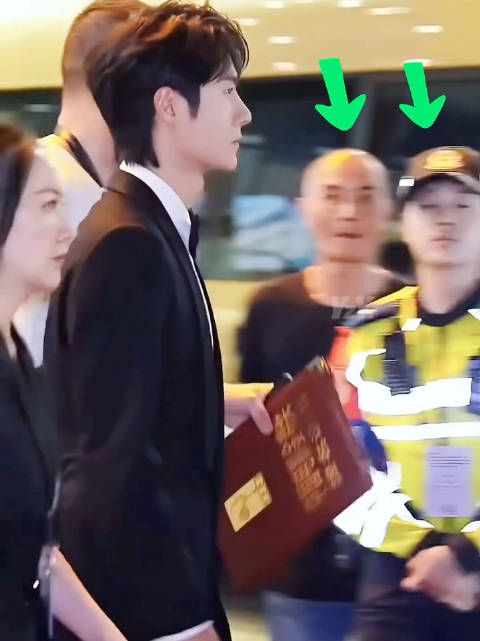 像极了偶像剧出场慢放，但这不是剧本，这是你博帝人生大戏