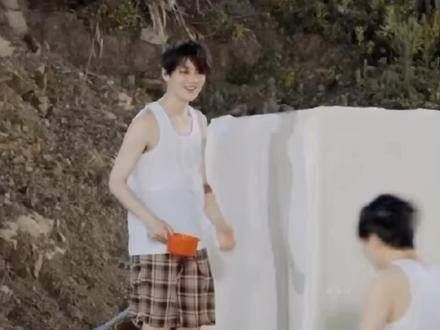 鹿晗真的白得发光啊什么时候想起来你的密码呢?我像只鱼儿在你的荷塘