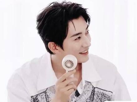 天青色等候烟雨,而我在此等你,刘学义身着水墨风衬衣的笑容,宛如画中走出