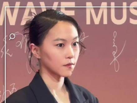 窦靖童的一举一动真像极了王菲!谁见到窦靖童能不喊一声“姐姐”呢?