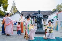 衣裳之美在华夏，中外游客打卡黄道婆纪念公园