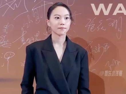 26岁的 窦靖童 出席活动,盘发造型让人梦回20年前的 王菲 …