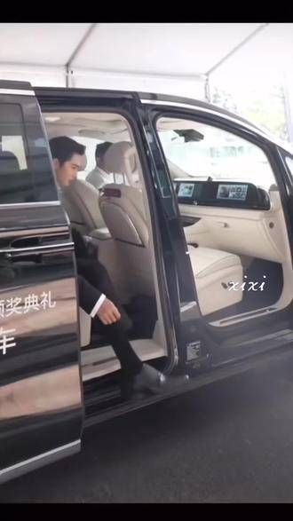 霸气回归! 于适 西装杀 看这背影,尽显总裁风范