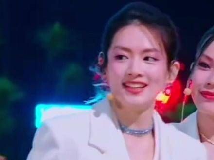 浪姐舞台上的她,怎么这么好看?笑容真是最治愈的存在