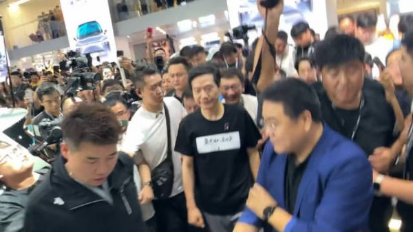 雷总走到哪都是热点,整个广州车展都看他了