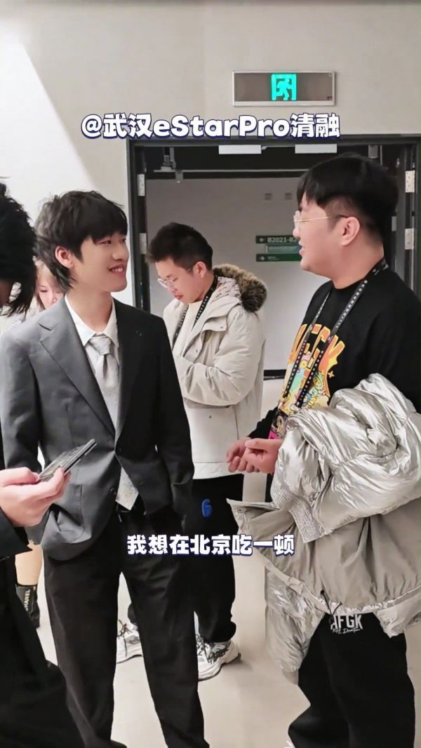 为了让清融请吃饭都叫上黄总的爱思 谁碰上唐甜都会被宰一顿 (bushi)